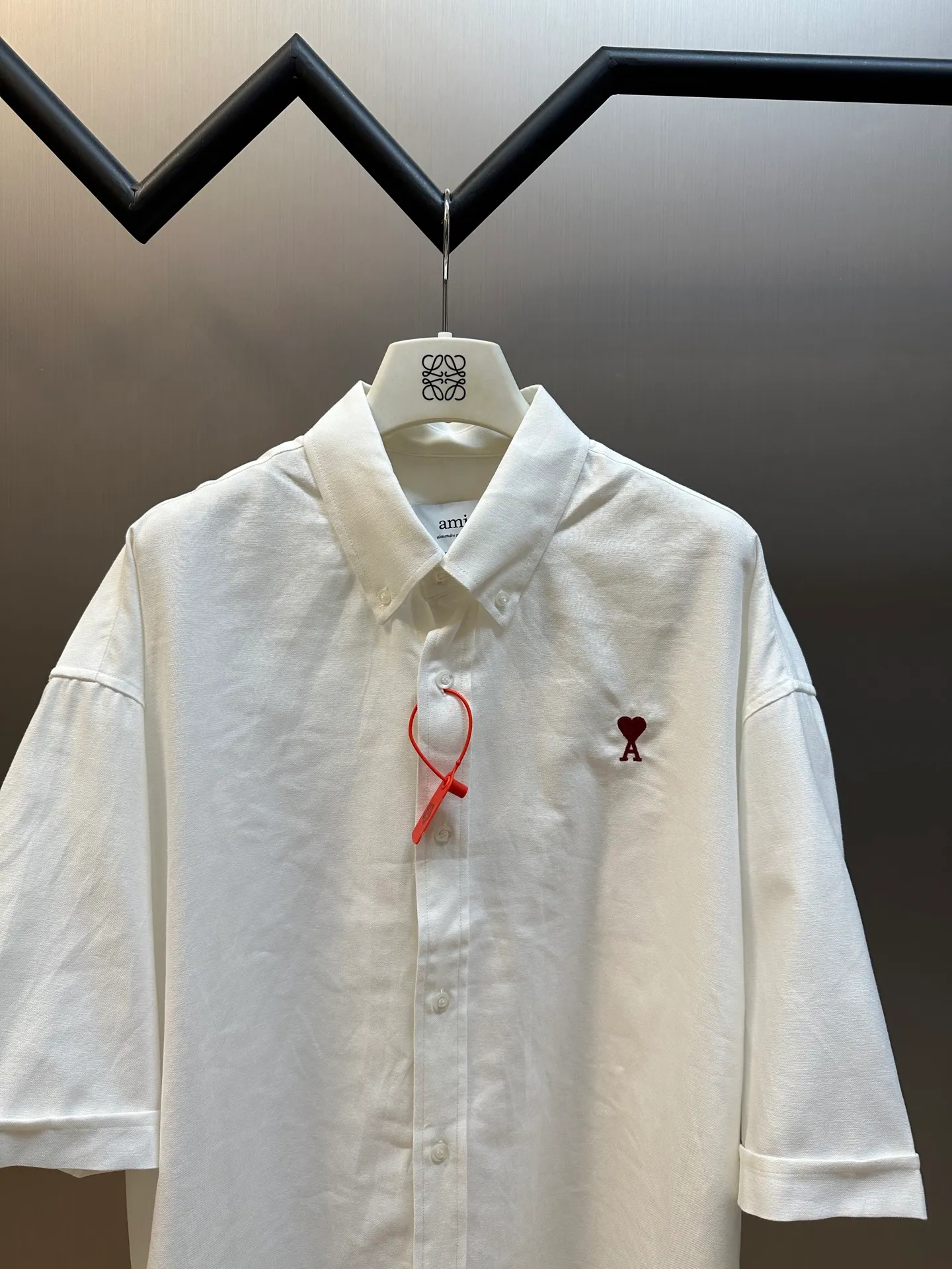 Ami Love Heart Embroidered Box Shirt is made of custom-made luxurious oxford fabric, with a bright red heart on the chest, embellished like a work of art, casual yet sophisticated. Adopting imported machine embroidery technology, advanced computer control systems and precision mechanical components, Ami's love embroidery work is achieved with high precision and smooth and delicate lines. size：S M L XL